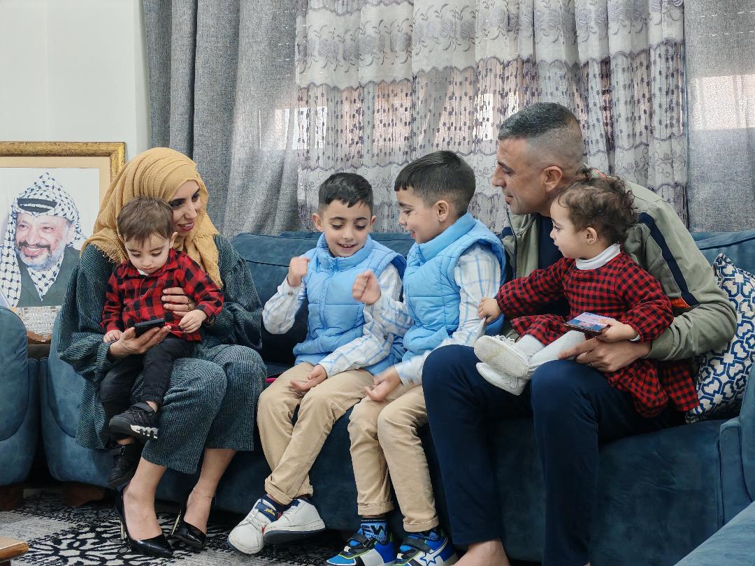 المحامية ميعاد أبو الرب وأفراد أسرتها